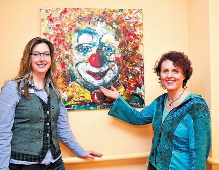 Pressefoto aus der RNZ von der Vernissage für die Ausstellung 'Kreatife Malerei', Foto: Geschwill